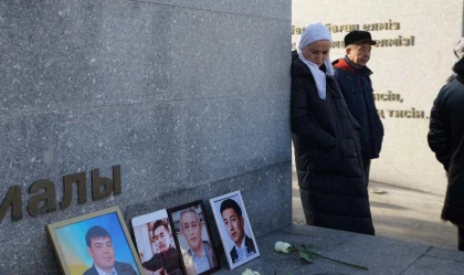 "Халық жауы деген қара дақ қалды": Алматыда белсенділер Қаңтар құрбандарын еске алып, құран бағыштады