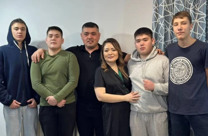 Алматылық ерлі-зайыпты жетім қалған ұлының екі сыныптасын асырап алды