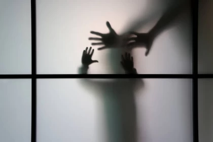 "Енесі тепкен құлынның еті ауырмайды": Қазақстанда баласын ұрып-соғатын ата-аналарға қандай жаза қолданылады?