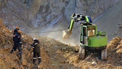 "Майқайың-алтын" кенішіндегі апат: Құтқарушылар автобус дөңгелегін тапты