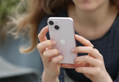 Смартфон суға түсіп кетсе не істеу керек: Apple мамандары кеңес берді