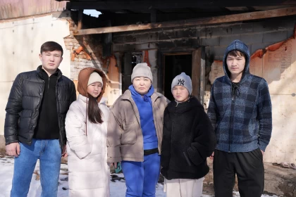 "Өрт сөндірушілер су жоқ деді": Алматы облысында 6 баласы бар жесір әйелдің үйі түк қалмай жанып кетті