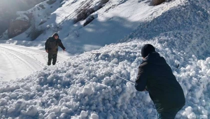 Алматы облысында Асы обсерваториясының маңында болған қар көшкіні жолды жауып қалды