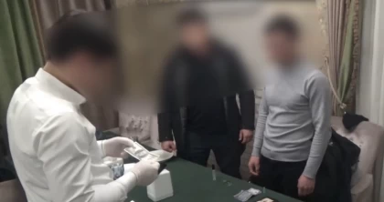 Шымкентте дәмханалардың бірінде жалған доллар өткізбек болған адам 5 жарым жылға сотталды