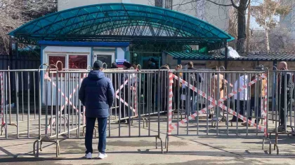 "Орыс тіліне жасалған қысым мен Путинді ашық қолдау": Алматыда Ресей президенттігіне дауыс берушілер не дейді