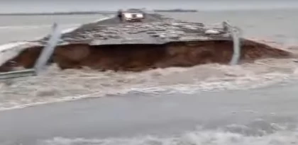 Ақтөбе облысында тас жолдың бір бөлігін су шайып кетті (видео)