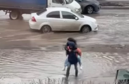 "Нағыз азамат!": Қызды арқалап ағынды судан өткізіп жіберген жігіттің әрекеті желі қолданушыларын сүйсінтті (видео)