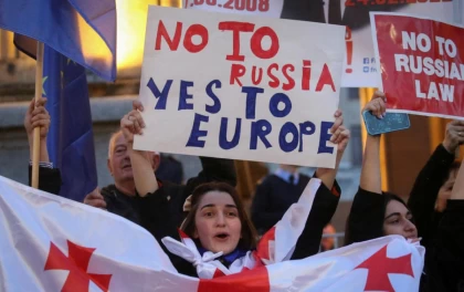 "Шетел агенті": Грузияда азаматтардың "ресейлік балама заңға" қарсы митингі бір аптадан бері жалғасып жатыр