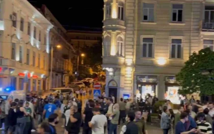 Грузияда азаматтардың "ресейлік балама заңға" қарсы митингінде оппозициялық партия басшысы соққыға жығылды