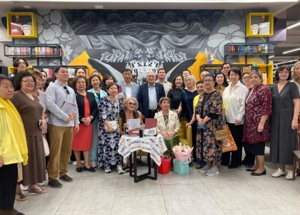 "Үрейсіз өмір сүруді аманаттап кетті": Алматыда Қолан Амановтың кітабының тұсаукесері өтті