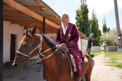 "Бұл қақпас алжыған ғой деймін..." Аттың құлағында ойнаған 84 жастағы әженің немересі бүкіл шындықты айтты