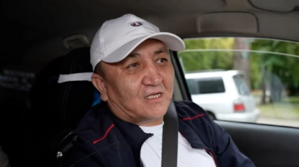 Жолаушылардың білімін тексеріп, тегін таситын такси жүргізушісі алматылықтарды таңғалдырды