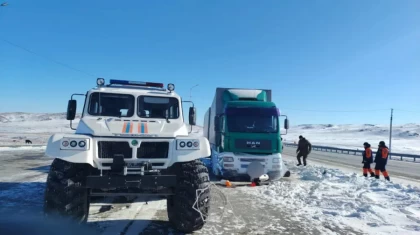 Жамбыл облысында жүк көлігі жүргізушісі аязда 5 күн бойы жолда қалып қойған