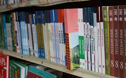 Қазақстандық оқулықтар иудаизмге құрмет көрсеткені үшін оң бағаланса, Израильге қатысты даулы тұжырымдары үшін сынға ұшырады