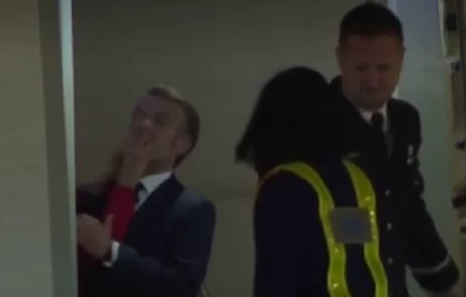 Франция президенті Макронды әйелі бетінен шапалақпен салып жіберген (видео)