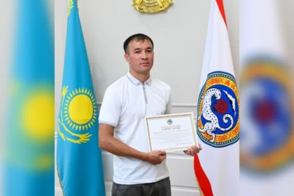 Алматыда балконға өрмелеп шығып, өртті сөндірген ер адам ақшалай сыйақы алды