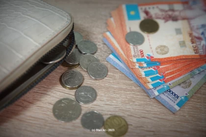 2011 жылдан бері қазақстандықтардың жалақысы доллармен есептегенде екі есе төмендеген