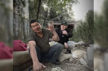 "Бір жарым мың долларға саттым": Хит болған "Қызыл раушан" әнінің авторы алқашқа айналған