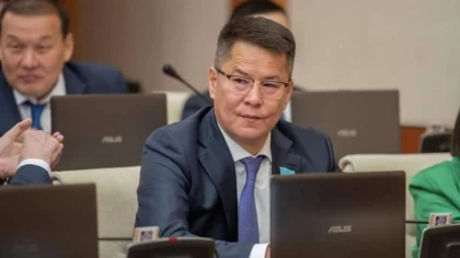 Атырау облысында депутат Әділ Жұбановтың ағасы пара берді деген айыппен сотқа тартылды