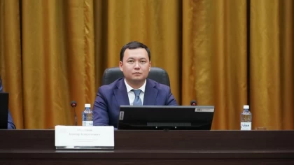 Атырау облыстық денсаулық сақтау басқармасының басшысы ұшақта есінен танған жолаушыны аман алып қалды (видео)