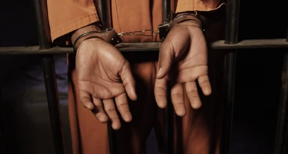 "Бөлмеде өз інісімен бірге көрген": Қазақстандық ер адам әйелін 19 рет пышақтап өлтірді деп айыпталды