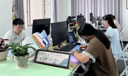 Қытайда жұмыссыз жастар жұмыс істеп жүргендей көріну үшін жалған кеңселерге ақша төлеп баруды әдетке айналдырған