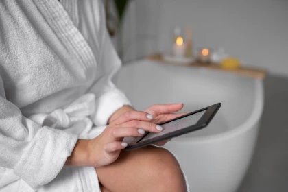 Маман дәретханаға телефонмен баруды әдетке айналдырған адамдарға ескерту жасады