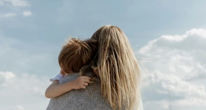 Астаналық әйел тірі ұлын "өлтіріп", 100-ге жуық әріптесінен ақша жинаған