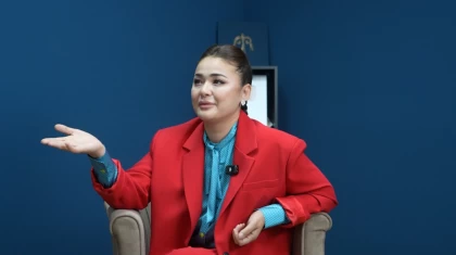 “Тұрсынбекті жек көріп кетпеңіздер”: Мөлдір Мұқан әзілкеш Тұрсынбек Қабатовпен қарым-қатынасы туралы айтты