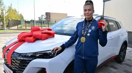 Тағы бір боксшыға әлем чемпионатында алтын алғаны үшін көлік берілді