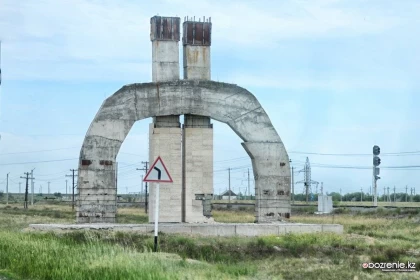 Павлодардағы құрылысы бітпеген стелла жұртты шошытты: Әкімдік желідегі шағымнан соң оны сүріп тастады