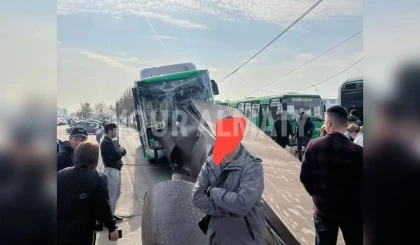 Алматыда автобус аялдамаға соғылып, жаяу жүргіншіні қағып кетті (видео)