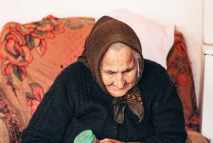 Атырау облысында белгісіз әйел зейнеткерге сірке қышқылын шашып алтын бұйымдарын ұрлап кеткен