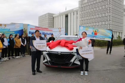 Түркістан облысының әкімі Қазақстанға тарихи алтын сыйлаған Шұғыла Өмірбекке автокөлік сыйлады