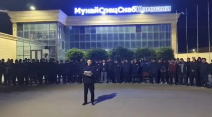 Жаңаөзенде мұнайшылар еңбек құқығы бұзылғанын айтып, ереуілге шықты (видео)
