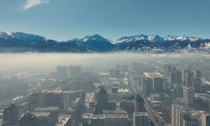 Алматылықтардың жағымсыз түтін иісіне жаппай шағымынан кейін экологтар ауа сапасын тексерді