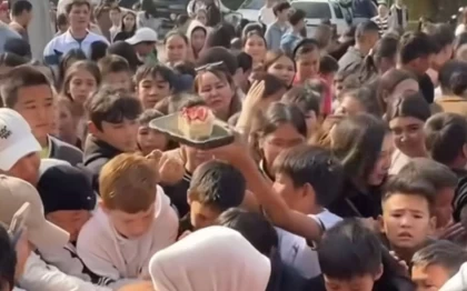 Тегін суши үшін адамдар бір-бірін таптай жаздаған: Дәмхана иесі айыппұл арқалады