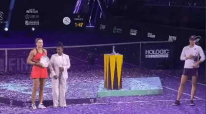 Наразы Рыбакина: Тарихи жетістікке қол жеткізген Елена марапаттау рәсімінде WTA-ның бас директорымен суретке түсуден бас тартты