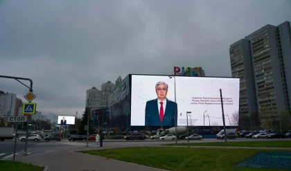 "Жоғары мәртебелі": Мәскеу көшелерінде Тоқаевтың суреттері ілінді