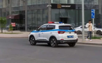 ШҚО-да екі баланың анасы полиция көлігінің капотына шығып, фото түсірген