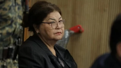 “Күйеуімнің қатерлі ісігі мен жүрек ауруы бар”: Бишимбаевтың анасы сотта жылап қалды