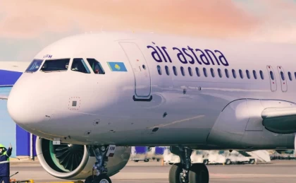 Air Astana ұшақта апатты шығу есігін ашып жіберген әйелден 23 миллион теңге талап етті