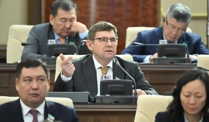 "Шалқыған өмірдің жұрнағы жоқ": депутаттар 20 жыл жөндеу көрмеген үйде тұратындарын айтты