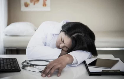 "Науқасты жедел-жәрдеммен әкелсе, дәрігер бөлмесінде ұйықтап жатыр": Алматыдағы қалалық ауруханаға шағым түсті