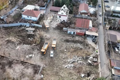 Терреңқұр аумағындағы Алагөзовтың жер телімдерінің жанындағы жекеменшік үйлер бұзылып жатыр