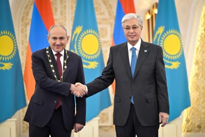 Тоқаев Пашинянды "Алтын Қыран" орденімен марапаттады: Қазақстан мен Армения бірқатар маңызды құжатқа қол қойды