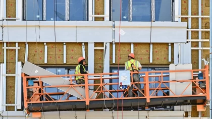 Астанада үш құрылысшы биіктен құлап кетті: Полиция тергеу бастады