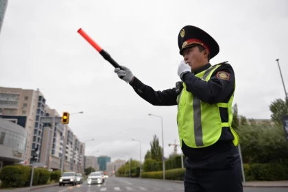 Қазақстанда полицейлерге жол жиегінде көлікті ала таяқпен тоқтатуға қайта рұқсат беріледі