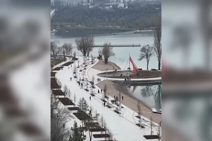 Алматыдағы Сайран көліндегі қалқыма көпір алынып тасталды: Әкімдік себебін түсіндірді