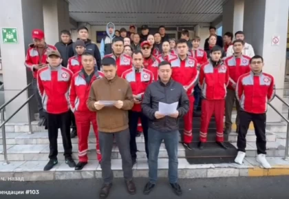 "160–170 сағаттан артық жұмыс істейміз": Талдықорғанда жедел жәрдем қызметкерлері мен жүргізушілері жалақыны көтеруді талап етті